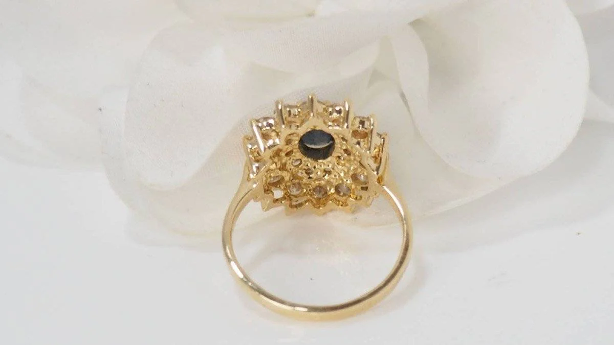 Bague en or jaune, saphir et diamants - Image 3