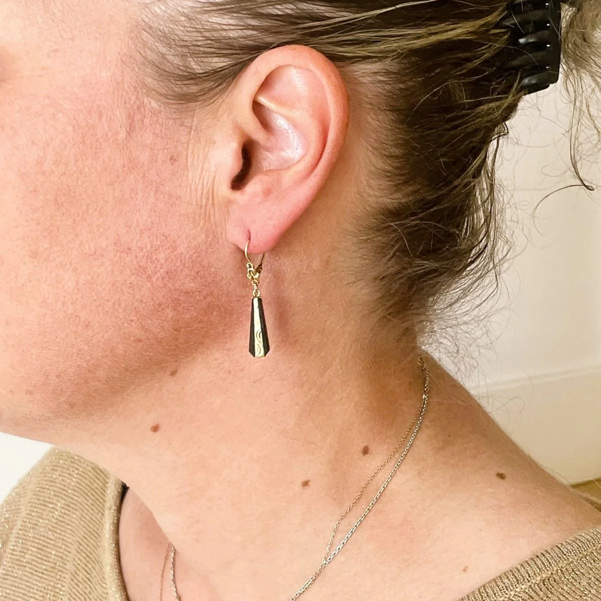 Boucles d'oreilles Dormeuses pendantes en onyx et or jaune - Image 2