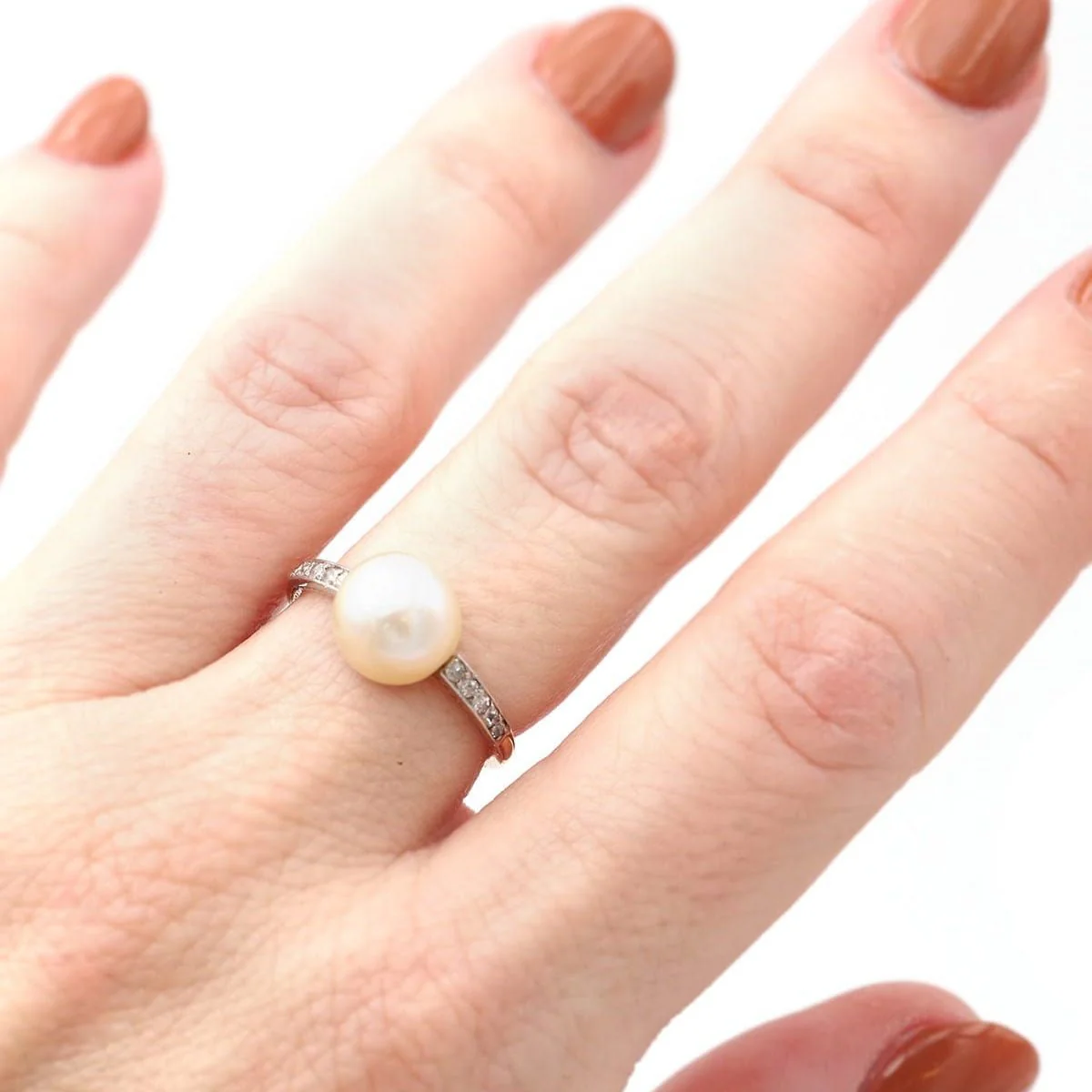 Bague Solitaire en or jaune, platine, perles et diamants - Image 2