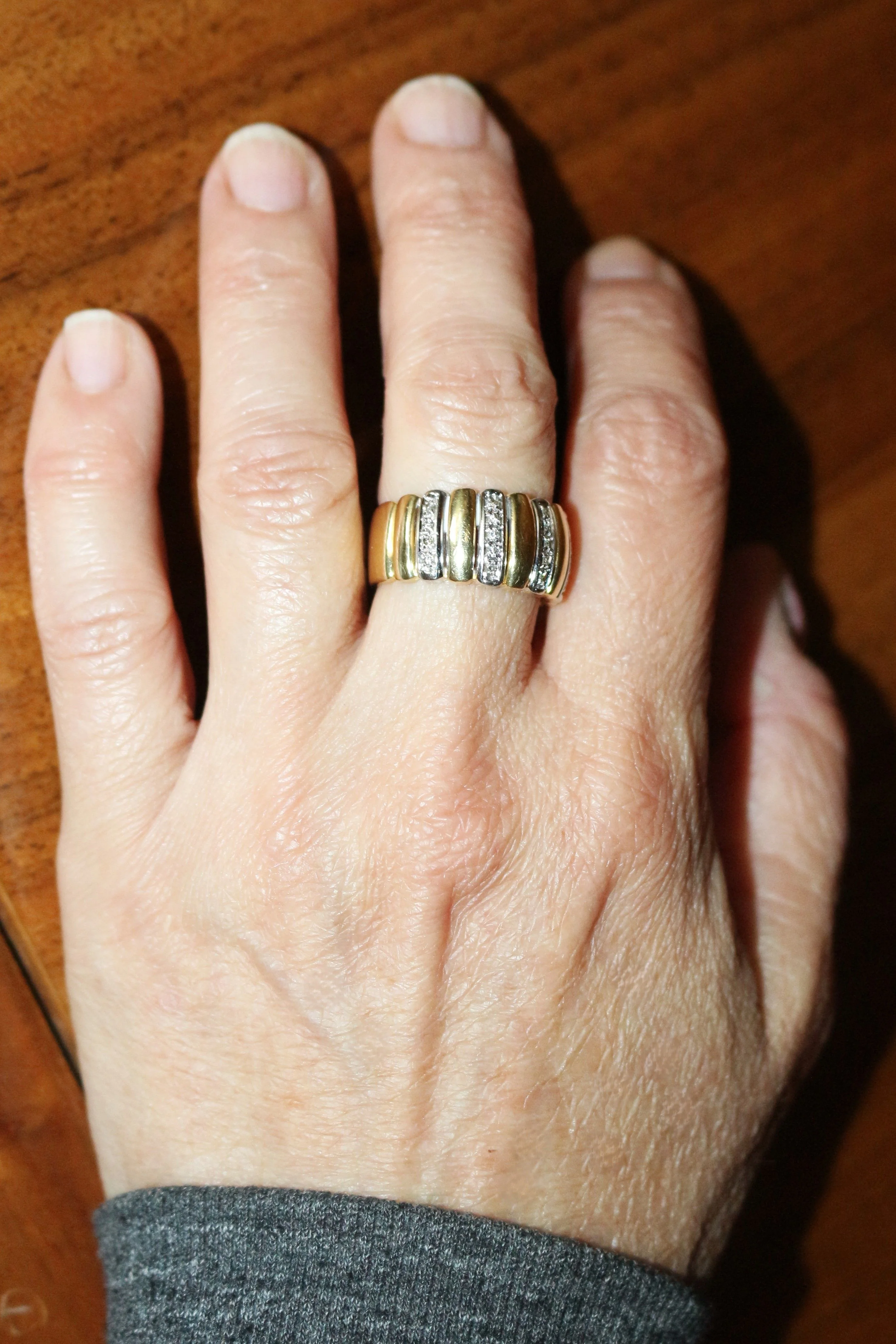Bague bandeau godronnée deux ors et diamants - Image 10