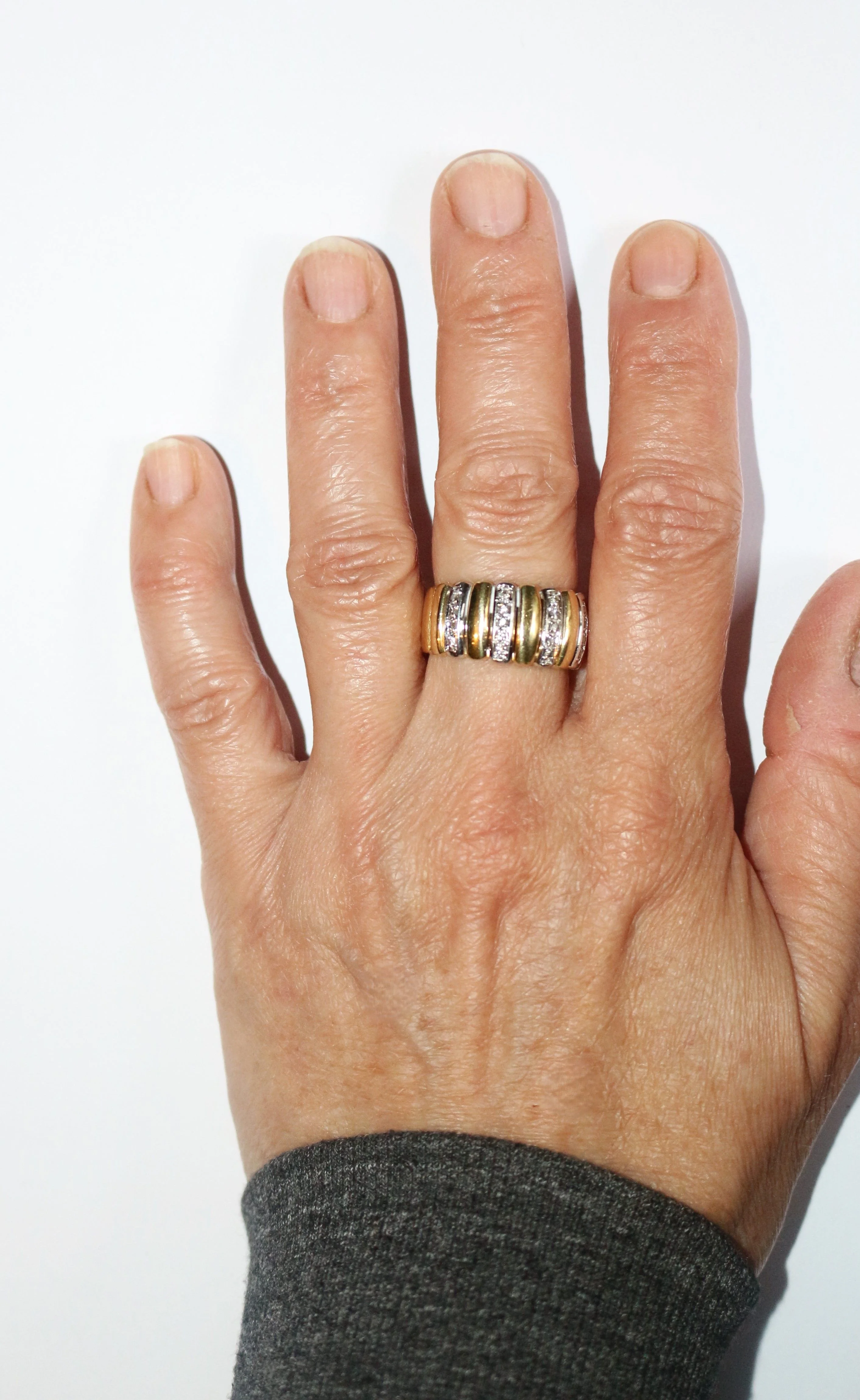 Bague bandeau godronnée deux ors et diamants - Image 8