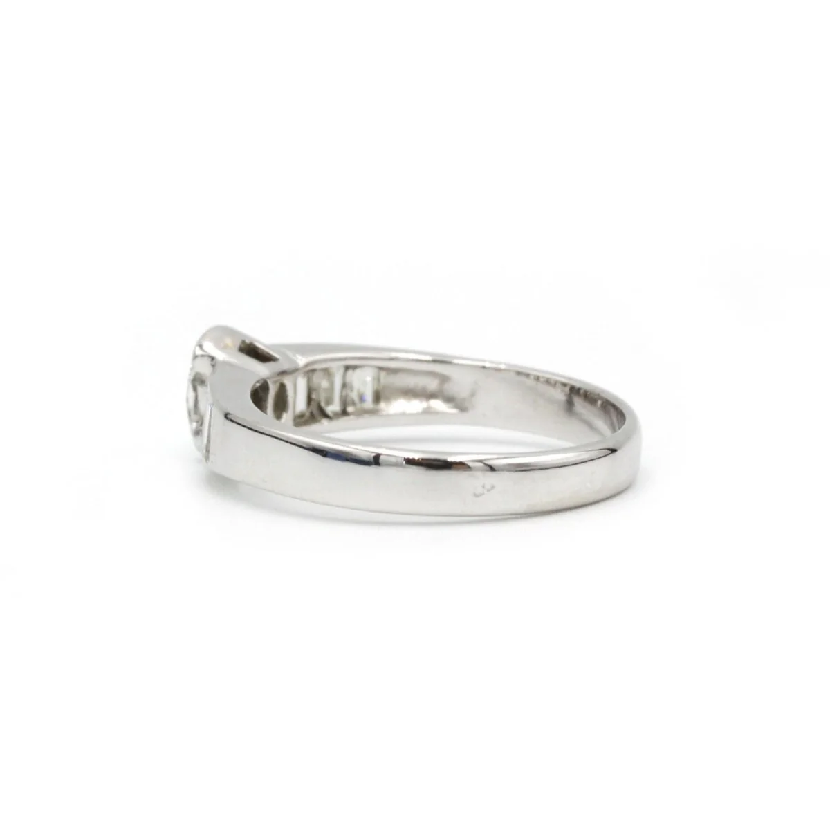 Bague Solitaire en or blanc et diamants - Image 4