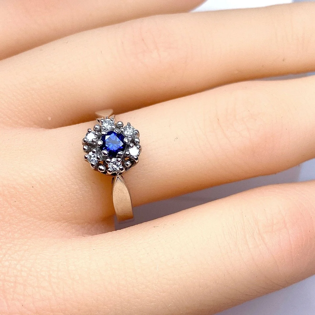 Bague Marguerite en or blanc, saphir et diamants - Image 2