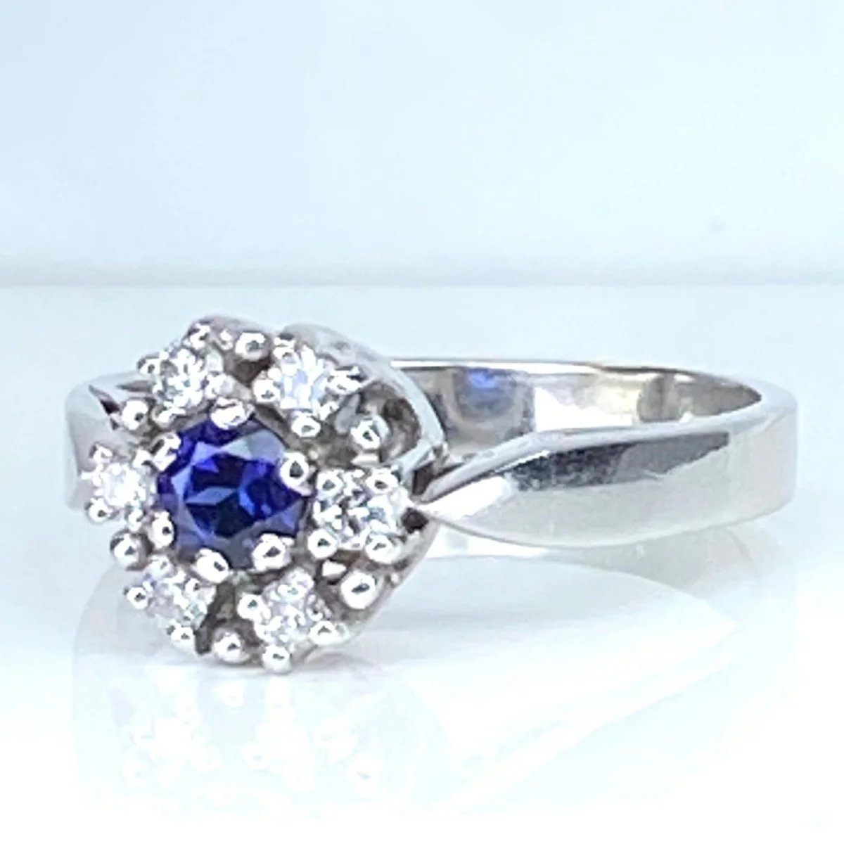 Bague Marguerite en or blanc, saphir et diamants - Image 3