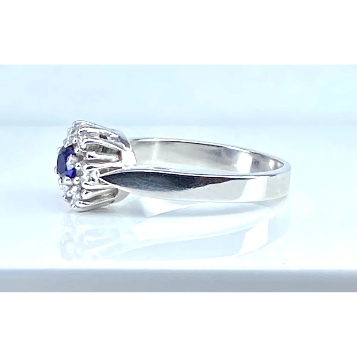 Bague Marguerite en or blanc, saphir et diamants - Image 4