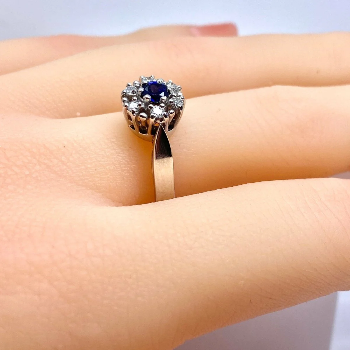 Bague Marguerite en or blanc, saphir et diamants - Image 5