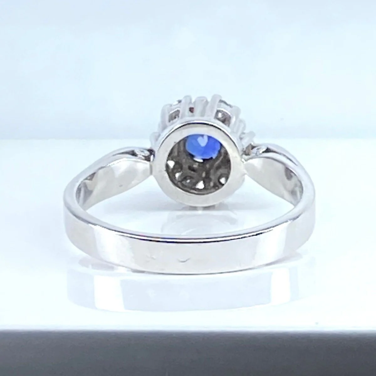 Bague Marguerite en or blanc, saphir et diamants - Image 6