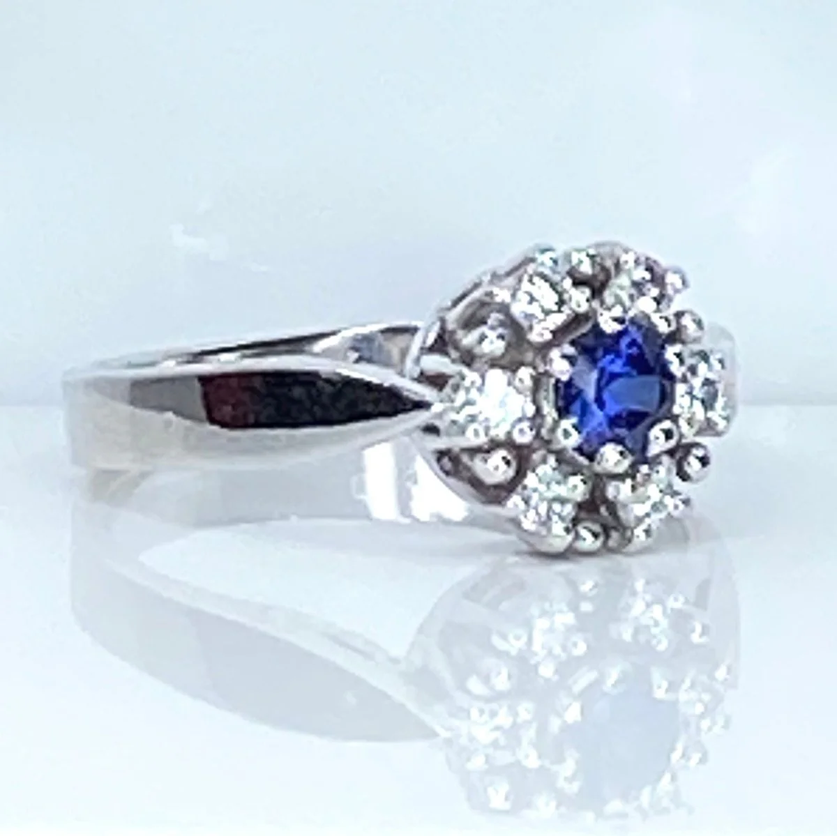 Bague Marguerite en or blanc, saphir et diamants - Image 7