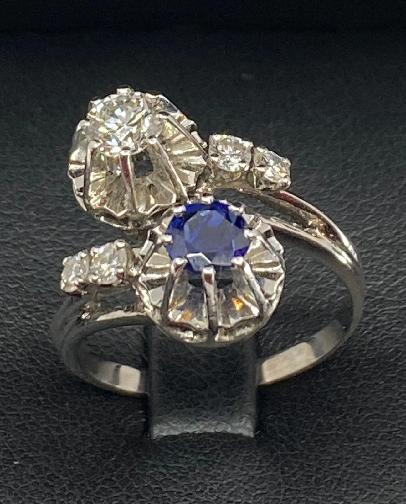Bague en or 18 carats, toi et moi en diamants et Saphir - Image 10