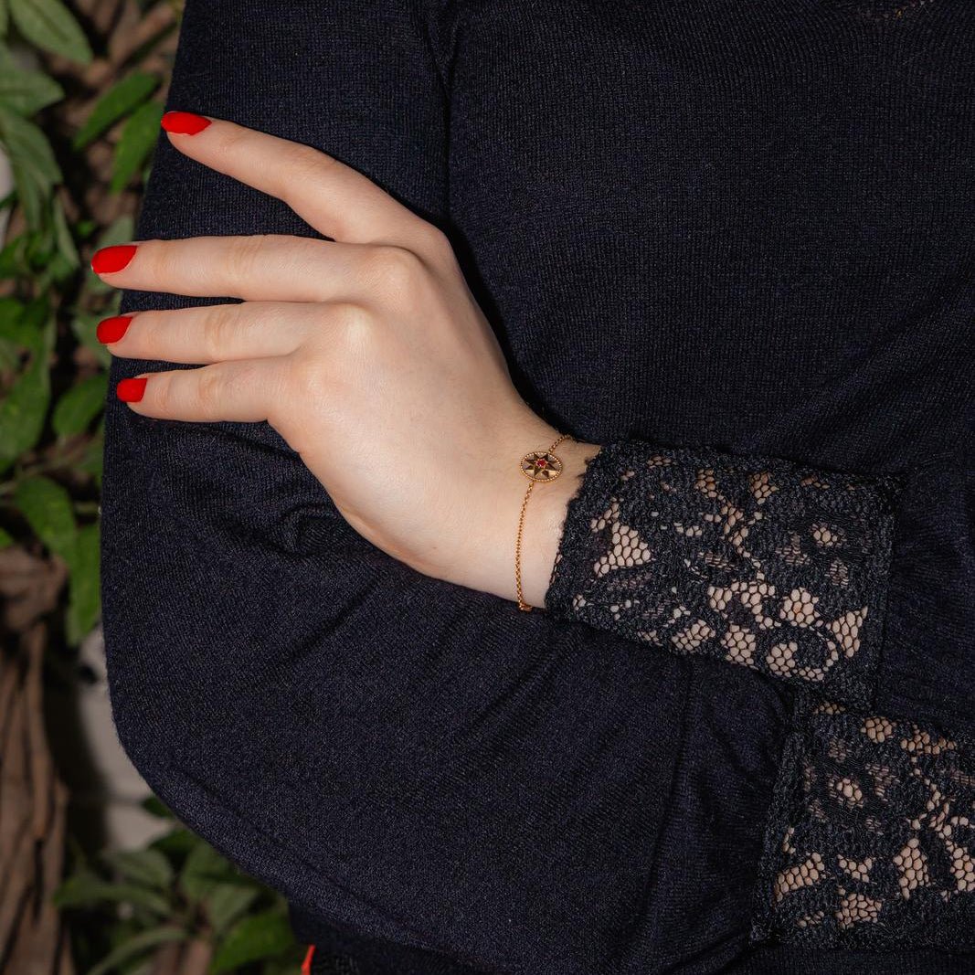Bracelet DIOR "Rose des vents" en or jaune, nacre et rubis - Image 2