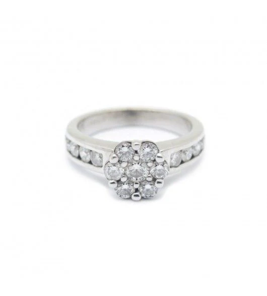 Bague Entourage fleur en or blanc et diamants