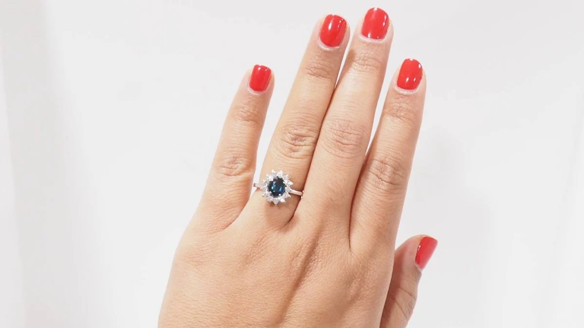 Bague en or blanc, saphir et diamants - Image 2