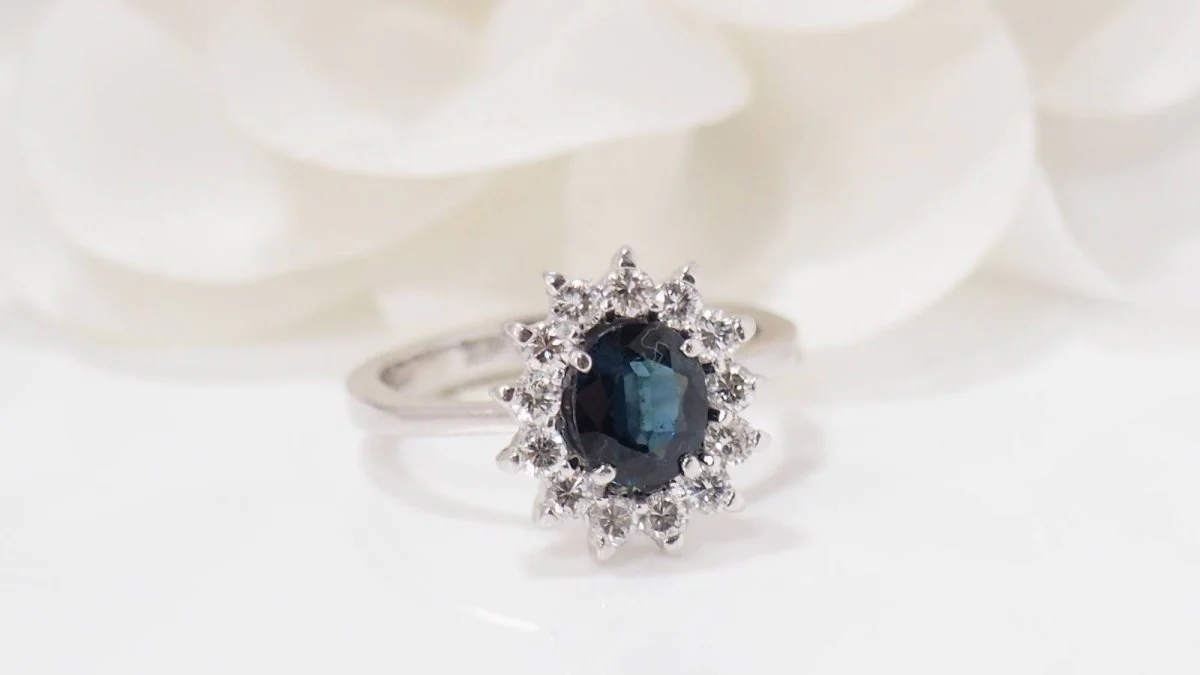 Bague en or blanc, saphir et diamants - Image 3