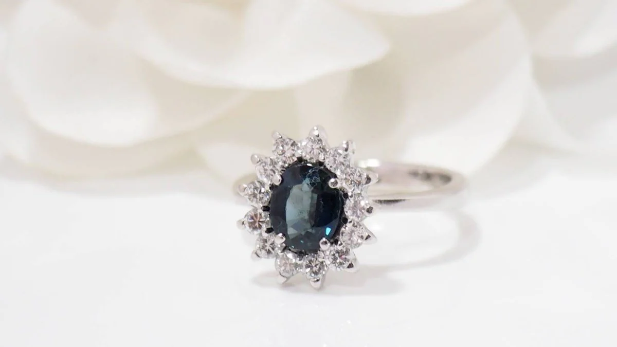 Bague en or blanc, saphir et diamants - Image 4