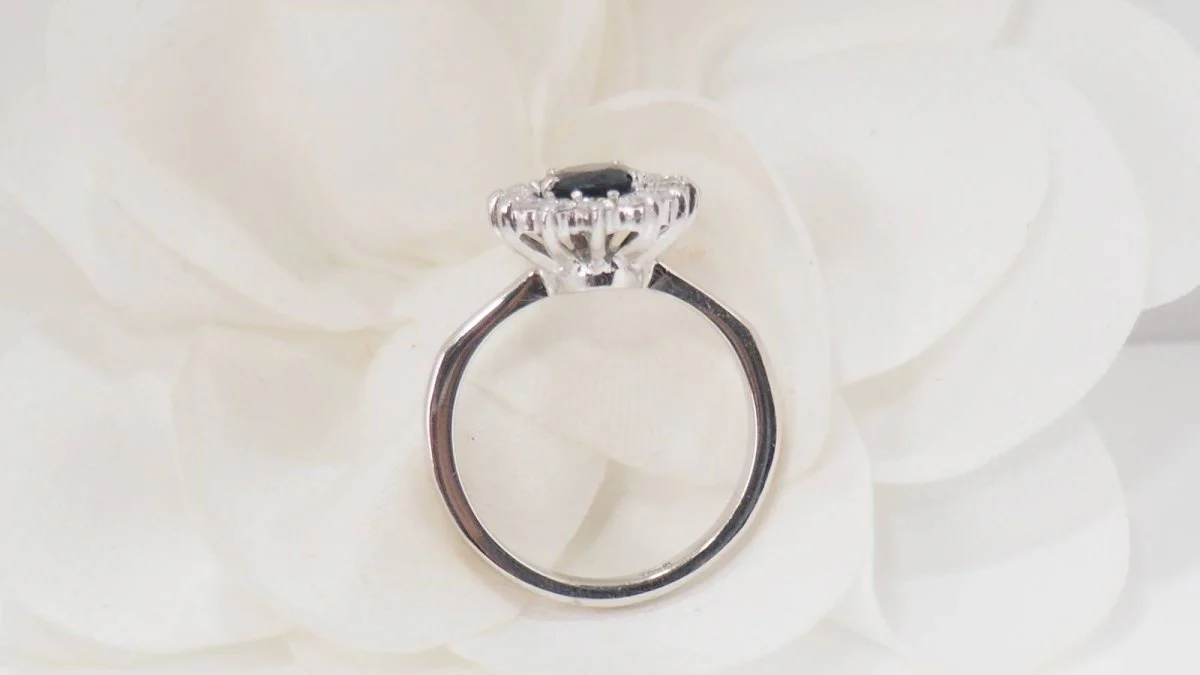 Bague en or blanc, saphir et diamants - Image 5