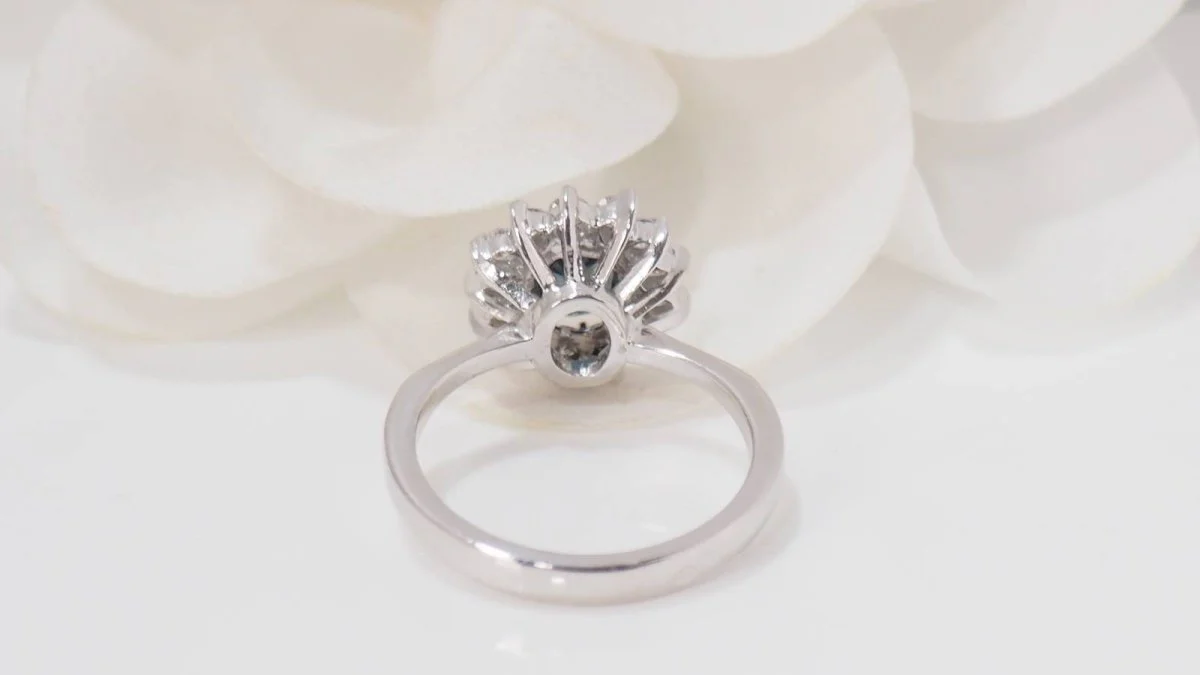 Bague en or blanc, saphir et diamants - Image 6