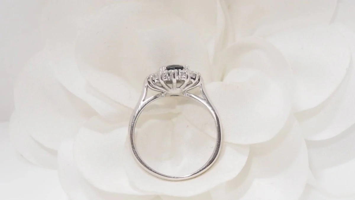 Bague en or blanc, saphir et diamants - Image 2