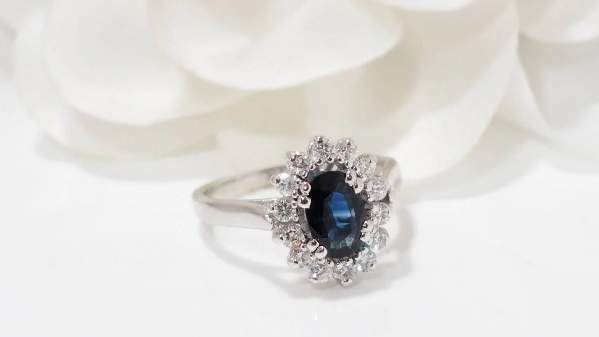 Bague en or blanc, saphir et diamants - Image 3
