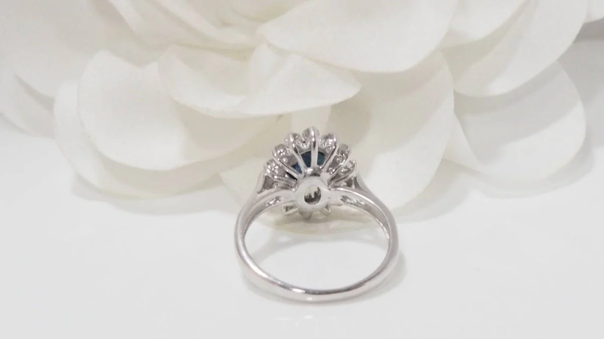 Bague en or blanc, saphir et diamants - Image 4