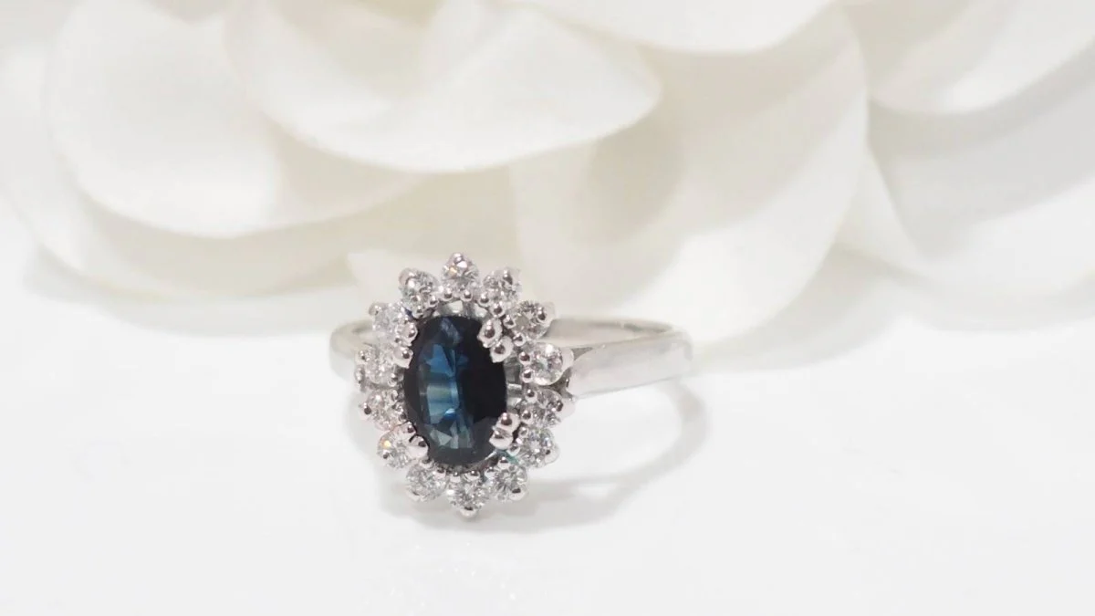 Bague en or blanc, saphir et diamants - Image 5