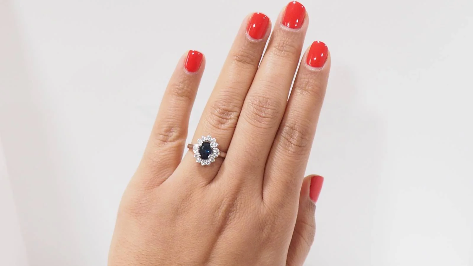 Bague en or blanc, saphir et diamants - Image 6