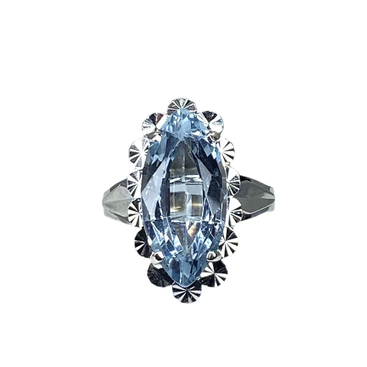 Bague en or blanc et aigue marine