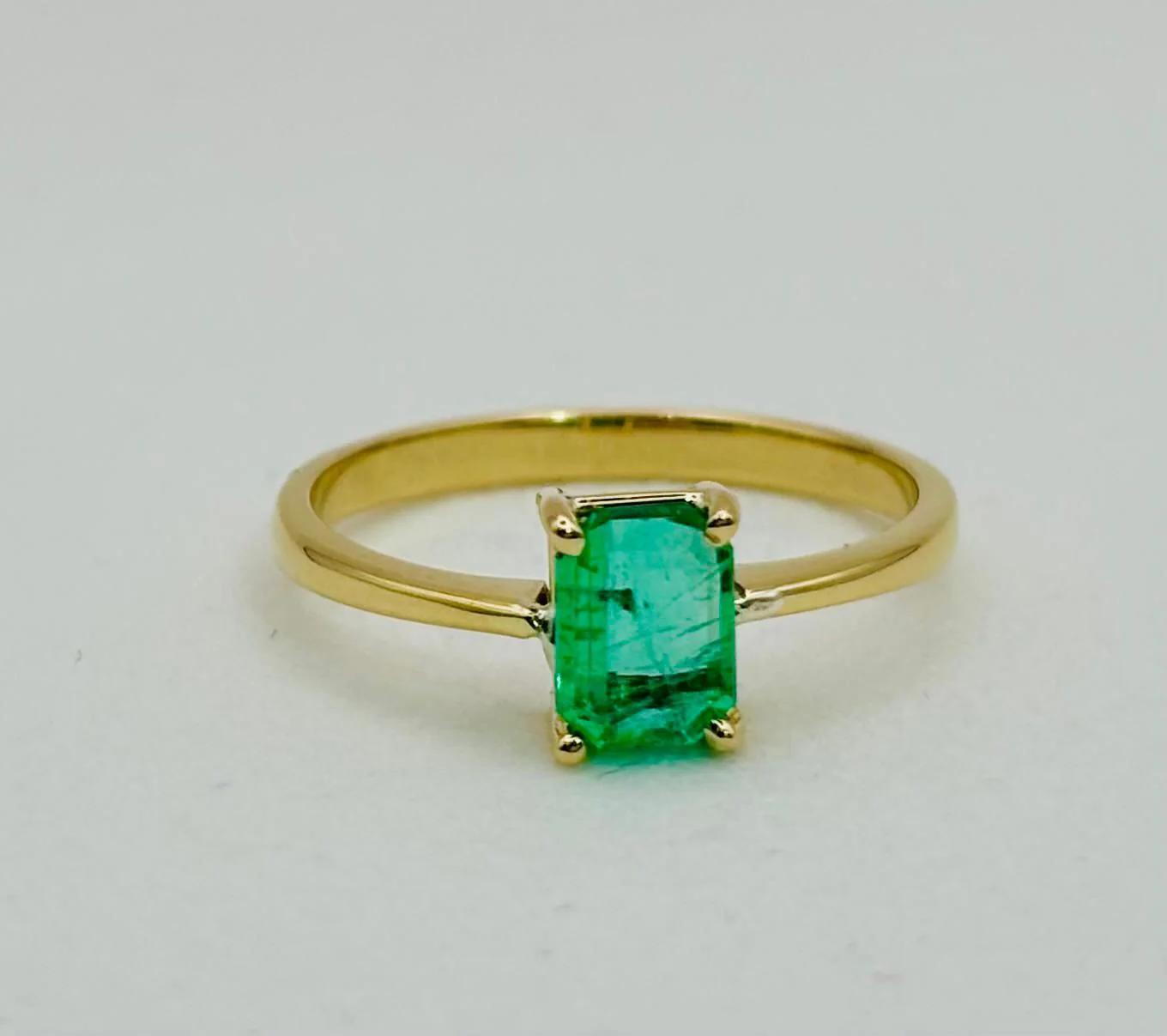 ANILLO DE ORO AMARILLO CON ESMERALDA COLOMBIANA - Image 3