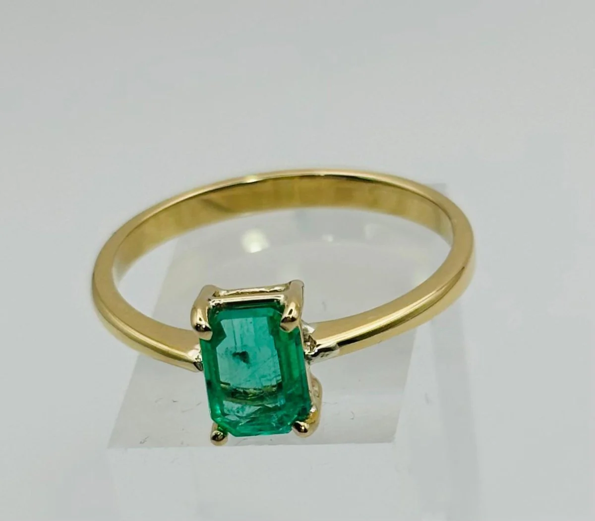 ANILLO DE ORO AMARILLO CON ESMERALDA COLOMBIANA - Image 4