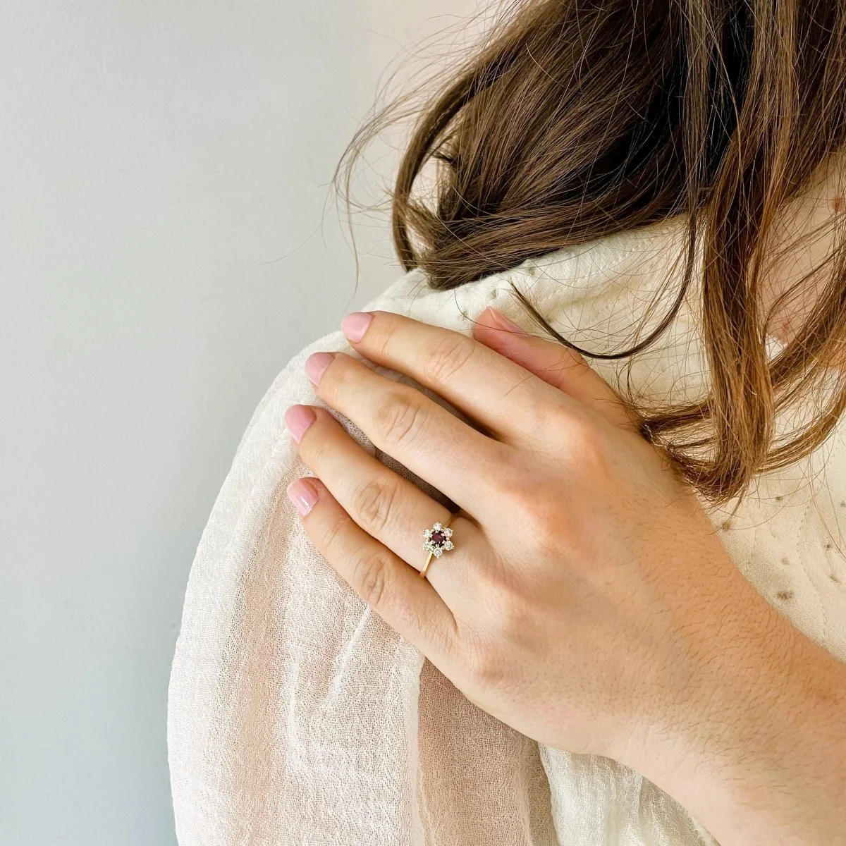 Bague Marguerite rubis diamants en or jaune - Image 2