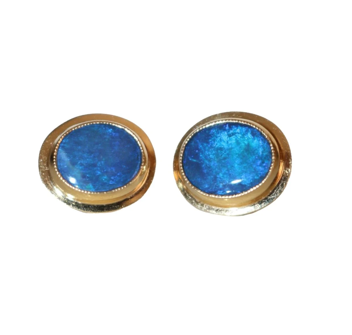 Puces d'oreilles serties d'opales noires en or jaune