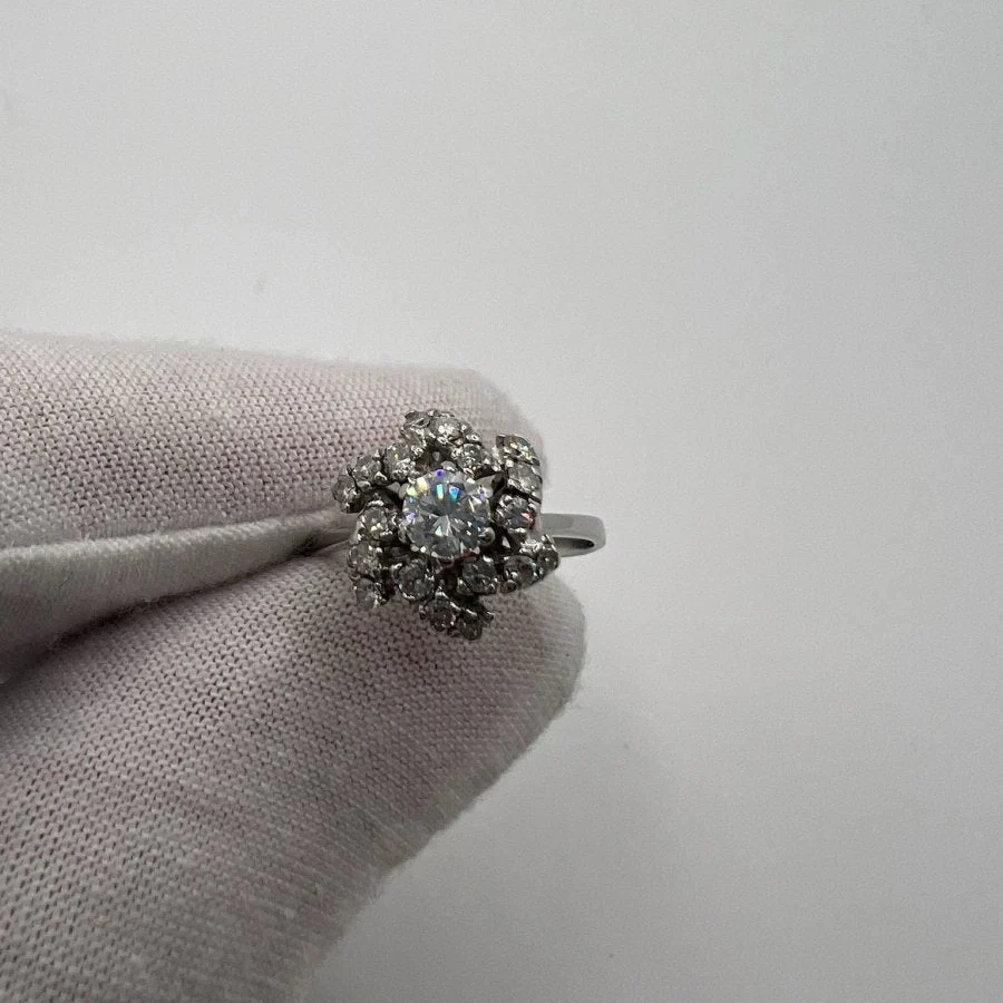 Bague Marguerite en or blanc et diamants - Image 6