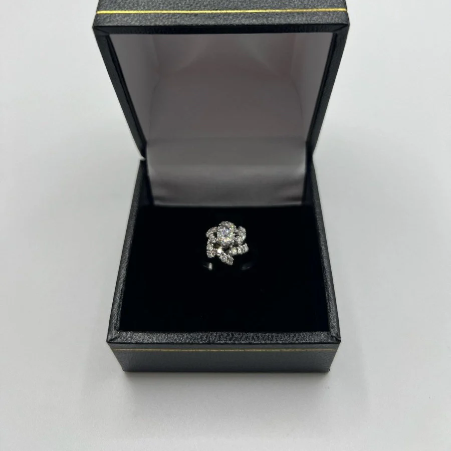 Bague Marguerite en or blanc et diamants - Image 9