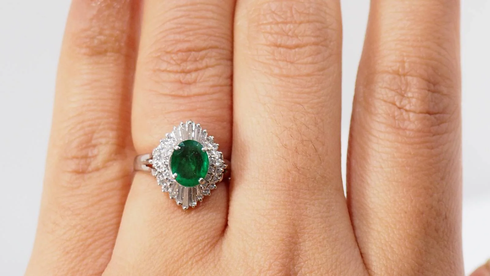 Bague en platine, émeraude et diamants - Image 2