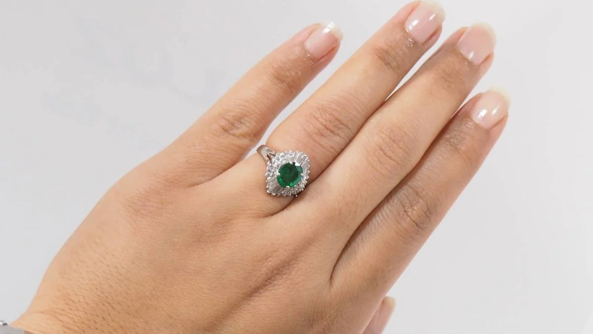 Bague en platine, émeraude et diamants - Image 3