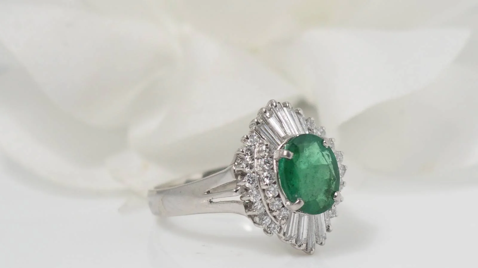 Bague en platine, émeraude et diamants - Image 4