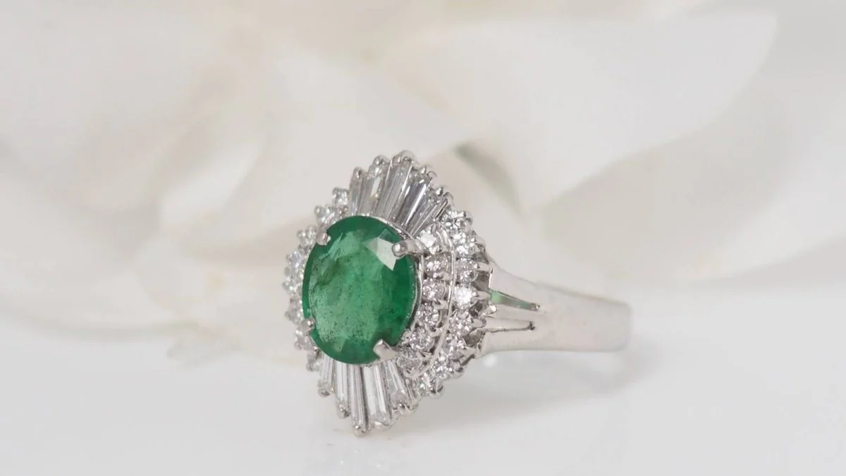 Bague en platine, émeraude et diamants - Image 5