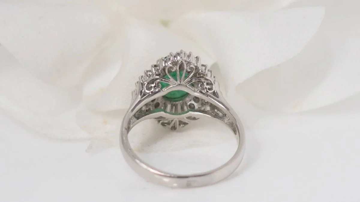 Bague en platine, émeraude et diamants - Image 7