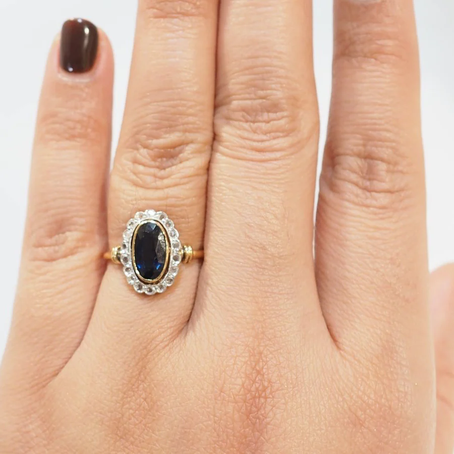 Bague Pompadour en or jaune, saphir, et diamants - Image 2