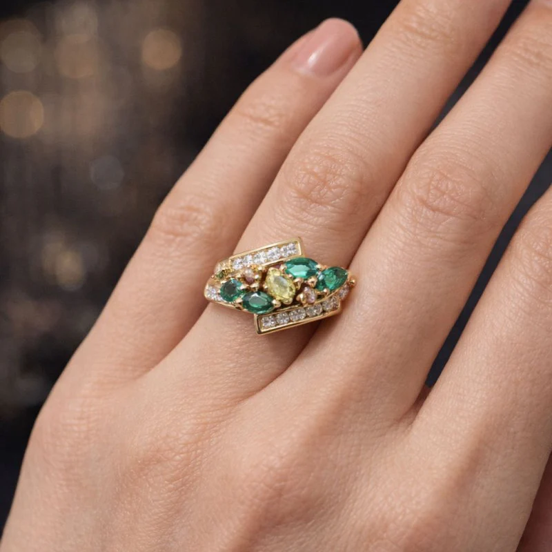 Bague en or jaune, émeraudes et diamants - Image 2