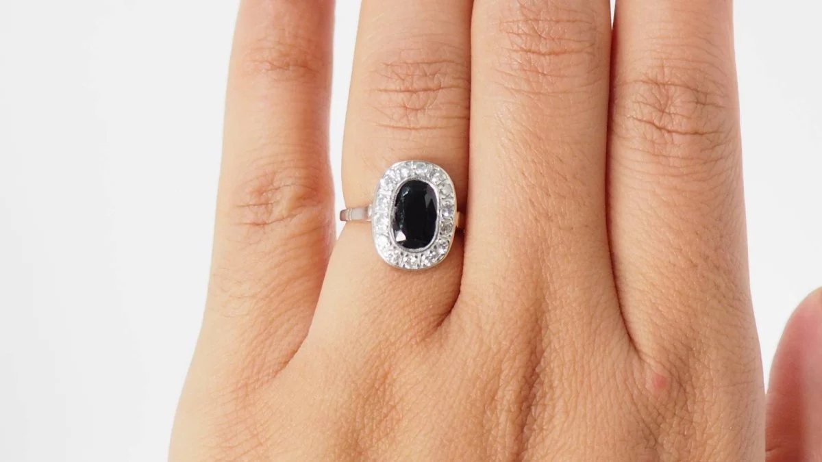 Bague en platine, saphir et diamants - Image 2