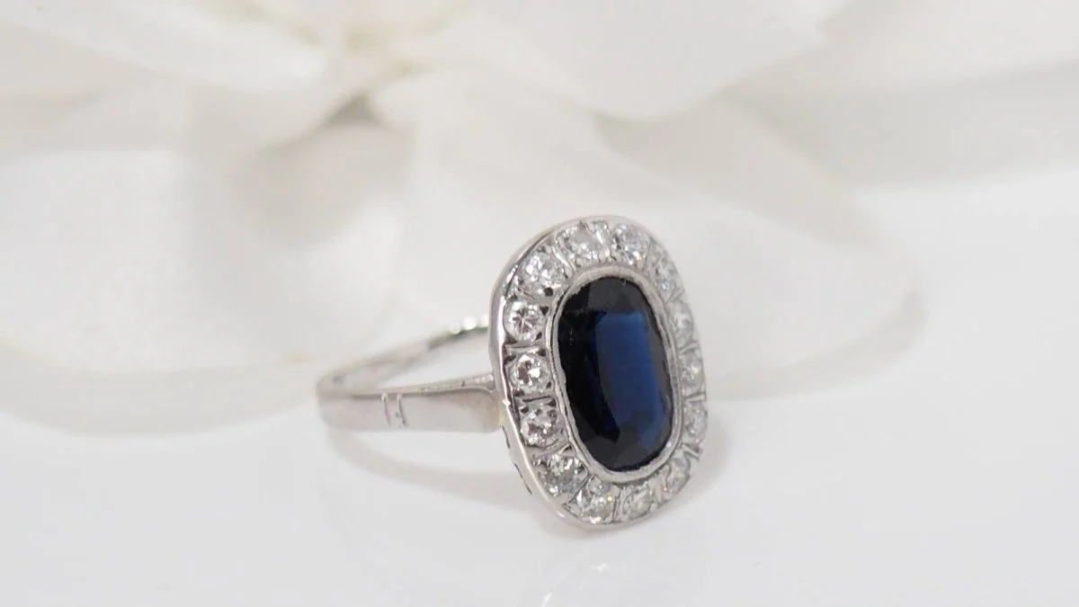 Bague en platine, saphir et diamants - Image 4