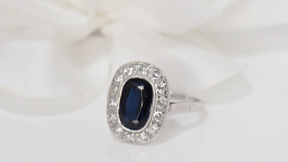 Bague en platine, saphir et diamants - Image 5