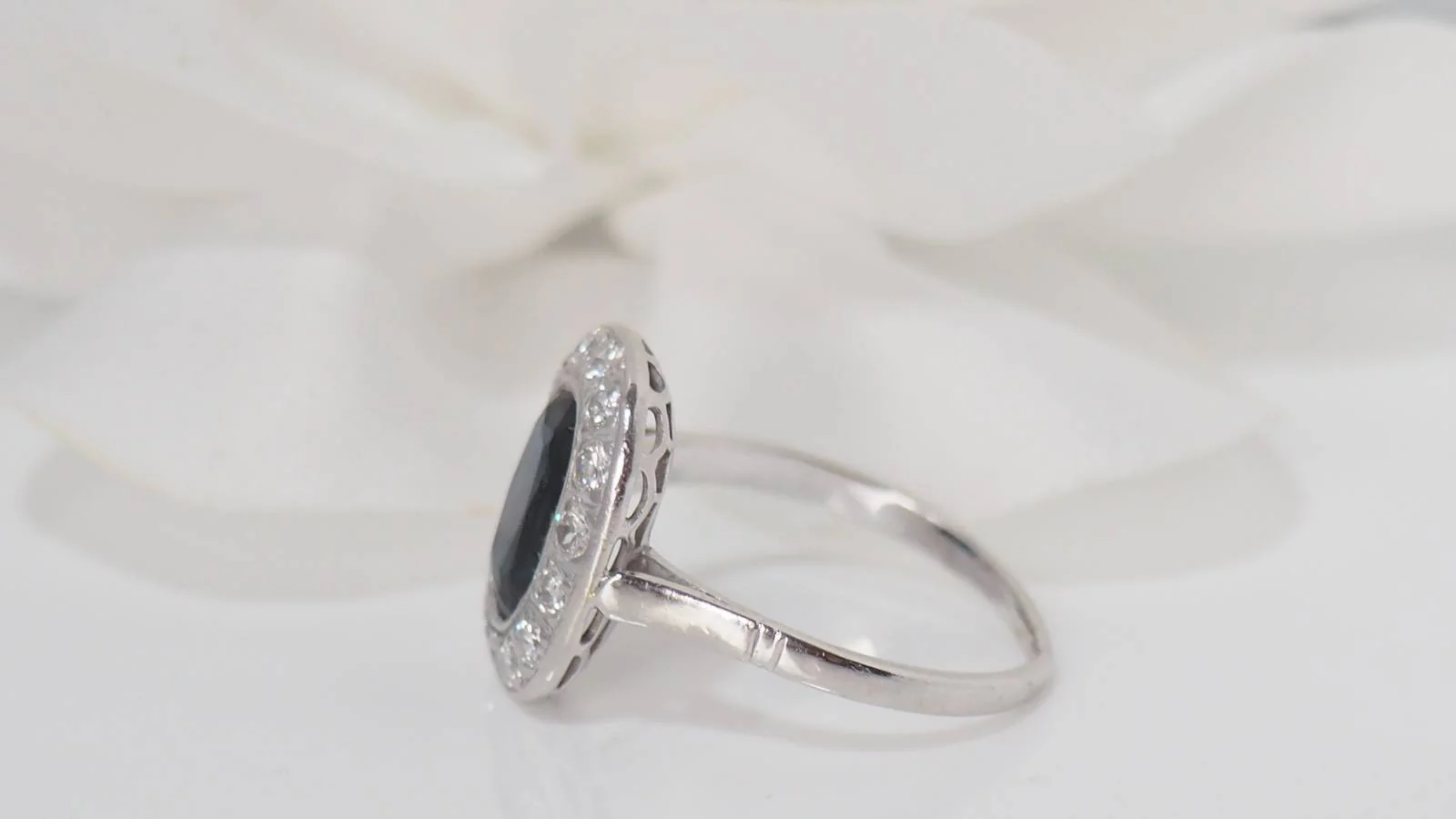 Bague en platine, saphir et diamants - Image 6