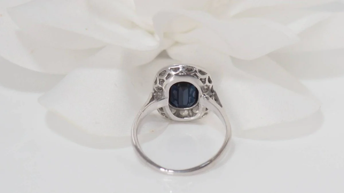 Bague en platine, saphir et diamants - Image 7