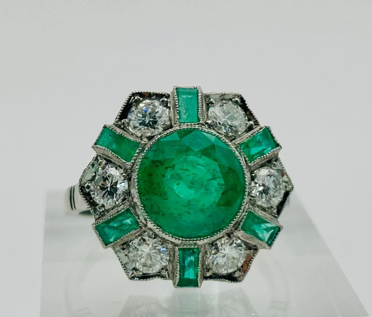 ANILLO EN PLATINO CON ESMERALDAS Y DIAMANTES - Image 4