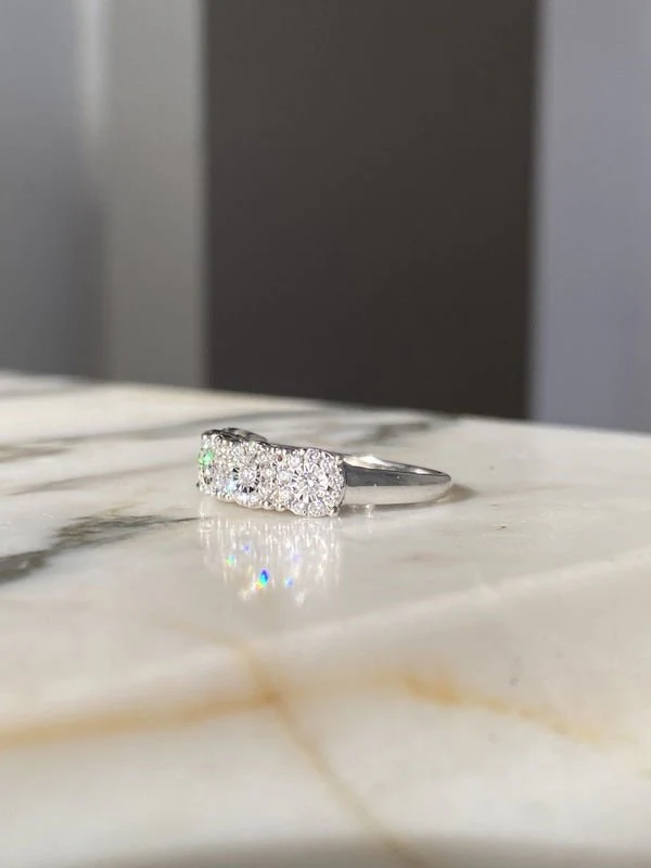 Bague en or blanc 18k sertie de 5 fleurs en diamants - Image 2