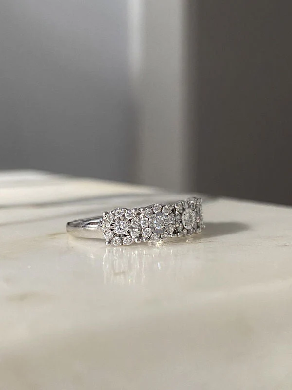 Bague en or blanc 18k sertie de 5 fleurs en diamants - Image 3
