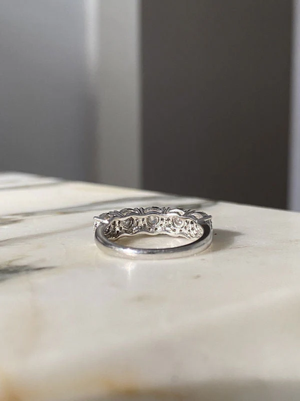 Bague en or blanc 18k sertie de 5 fleurs en diamants - Image 4