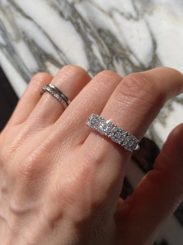 Bague en or blanc 18k sertie de 5 fleurs en diamants - Image 5