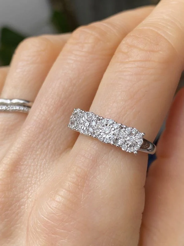 Bague en or blanc 18k sertie de 5 fleurs en diamants - Image 6